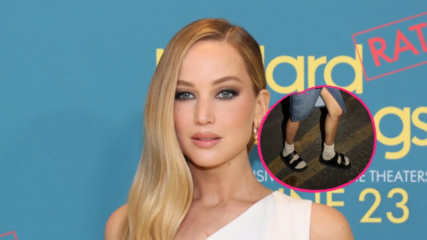 Schräg! Jennifer Lawrence mit Sandalen auf Fashion Week