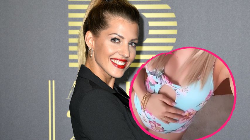 Sarah Harrison präsentiert im Badeanzug ihren Mini-Babybauch