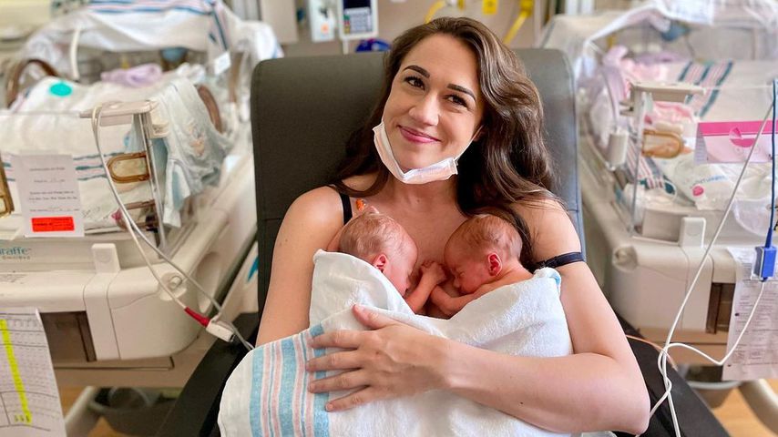 Neue Fotos: Colleen Ballingers Twin-Babys halten Händchen