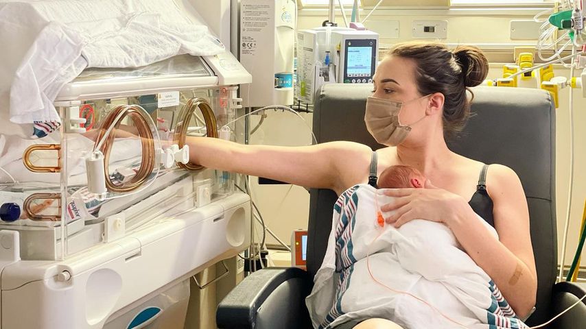 Colleen Ballinger und ihre Zwillinge auf der neonatalen Intensivstation im November 2021