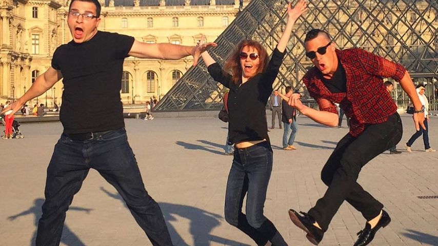 Colton Haynes und seine Schwester Julie vor dem Louvre in Paris
