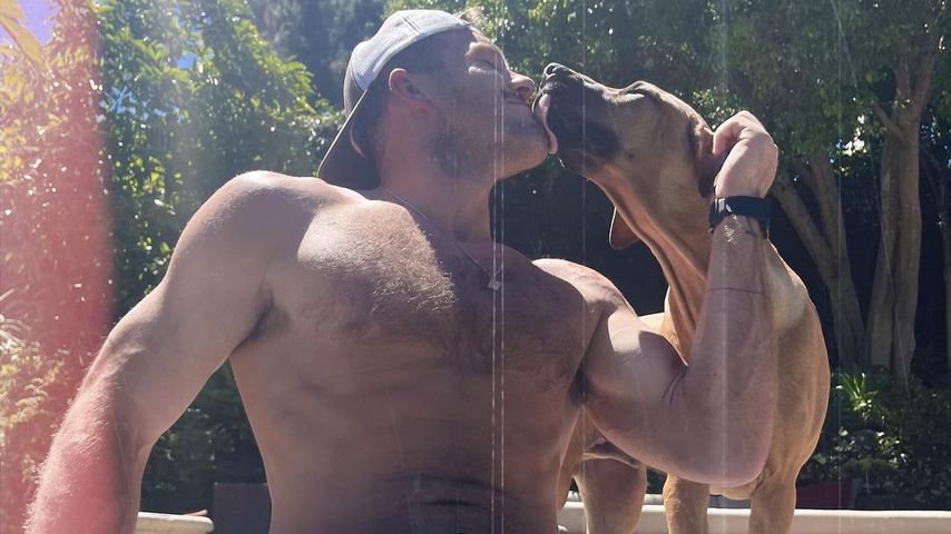 Colton Underwood und sein Hund im Juni 2021