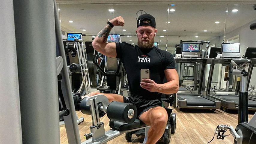 Conor McGregor mit gebrochenem Bein im Fitnessstudio