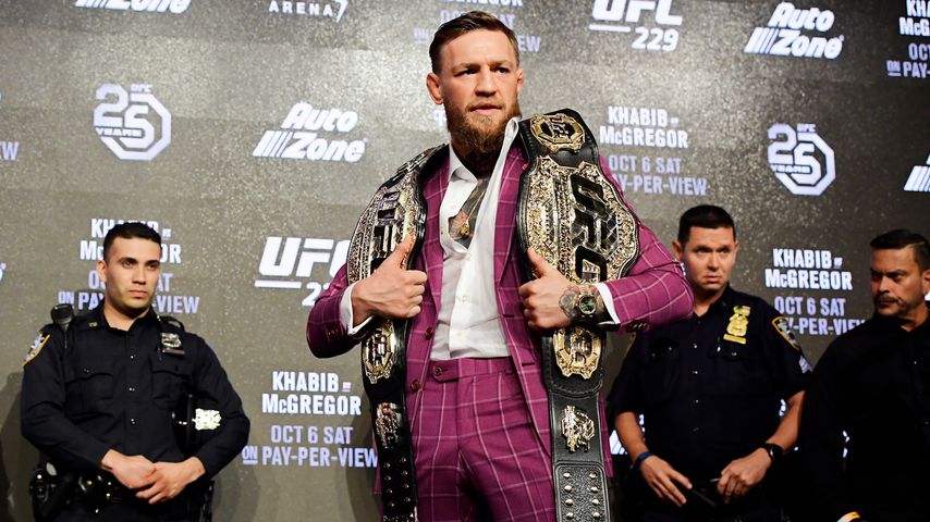 UFC-Star Conor McGregor trinkt & pöbelt bei Pressekonferenz
