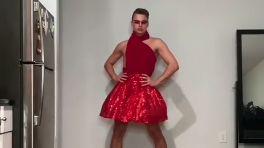 Heiße Show: Dieses US-Männermodel rockt einfach jedes Kleid!