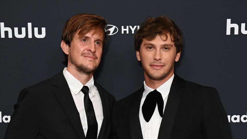 Cooper Koch (l.) posiert mit seinem Partner Stuart McClave bei den GLAAD Media Awards 2025