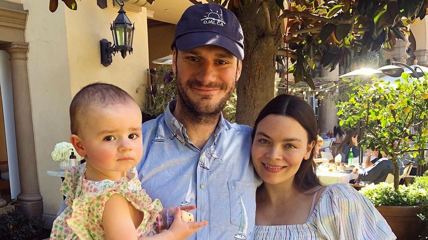 Cooper und Scarlett Hefner mit Tochter Betsy Rose im März 2022