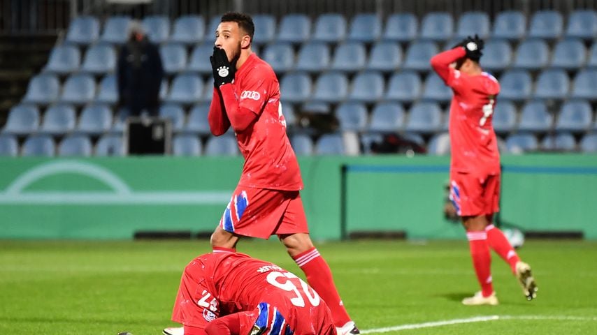 Corentin Tolisso und Thomas Müller beim Spiel gegen Holstein Kiel
