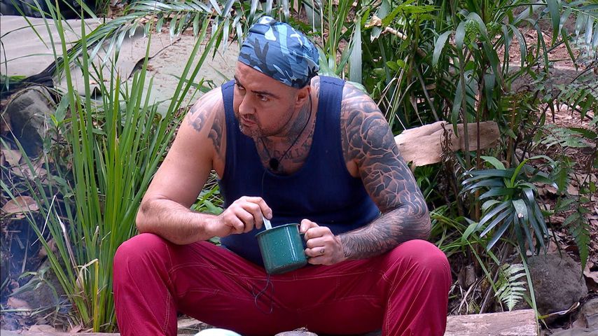 Cosimo Citiolo beim Lagerfeuer