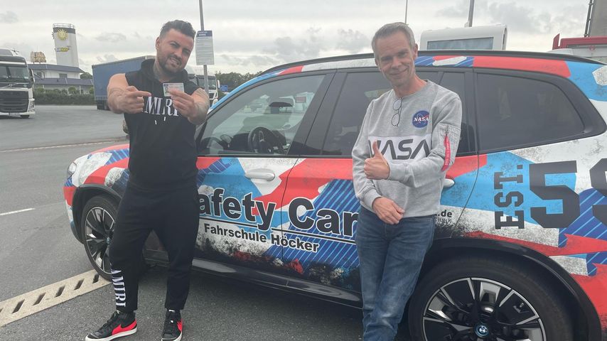 Cosimo Citiolo mit seinem Fahrlehrer und seinem bestandenen Führerschein