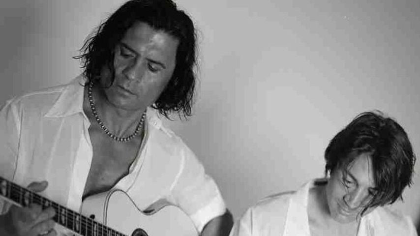 Costa und Lucas Cordalis an der Gitarre