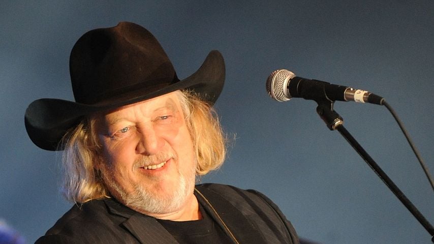 John Anderson tritt bei der Eröffnungsfeier von Country Crossing in Dothan, Alabama, auf
