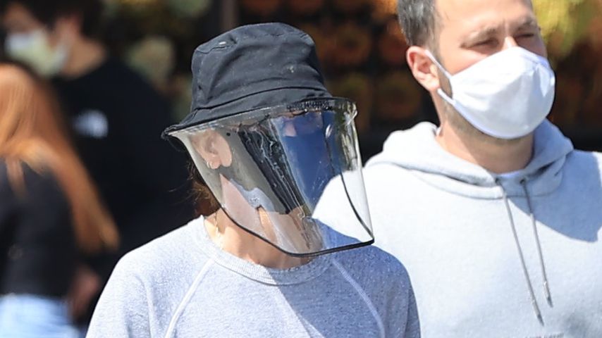 Welcher Serien-Star versteckt sich hinter dieser XXL-Maske?