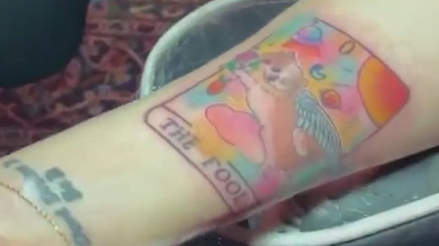 Courtney Loves Tattoo für ihre Tochter Frances Bean und ihren Hund Bell