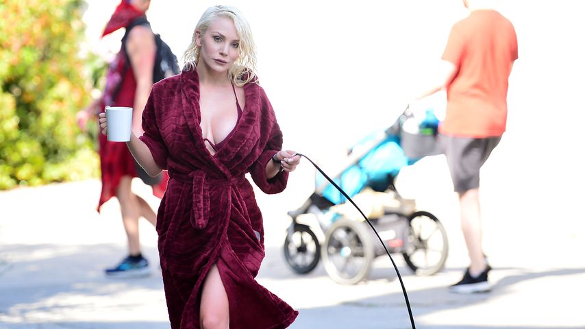 Sexy im Bademantel: So führt Courtney Stodden ihren Hund aus