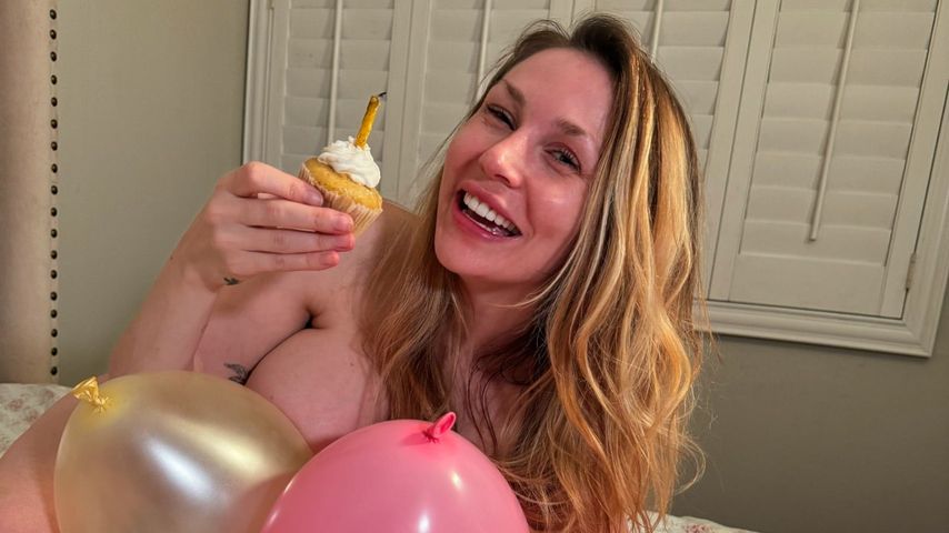 Courtney Stodden feiert ihren 30. Geburtstag nackig im Bett