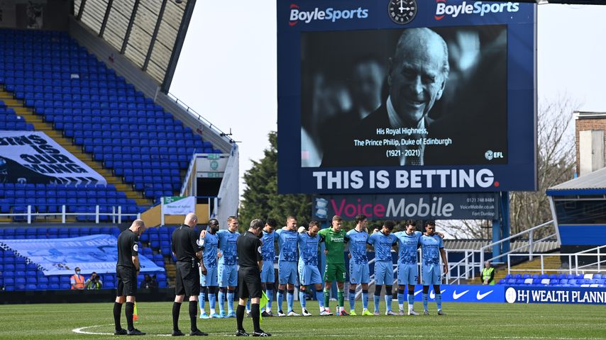 F.C. Coventry City bei der Schweigeminute für Prinz Philip