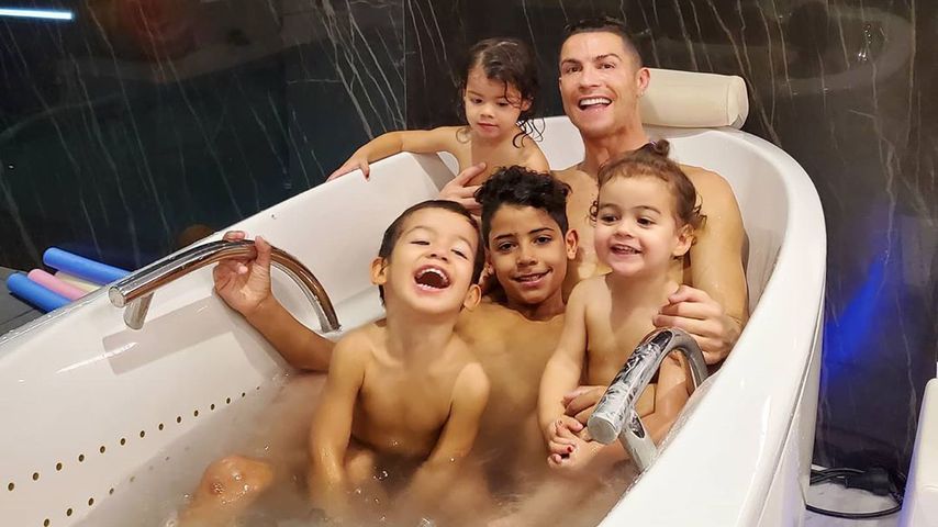 Cristiano Ronaldo mit seinen vier Kindern