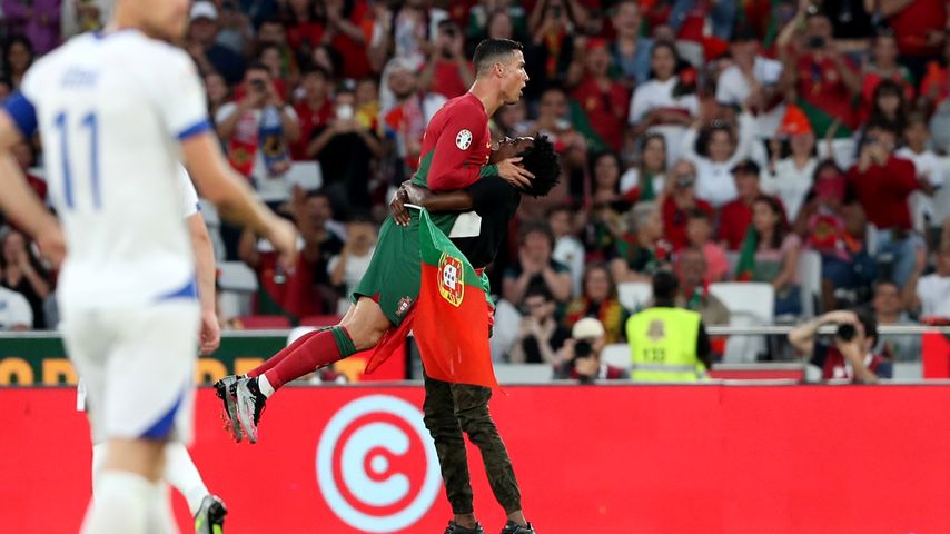 Im TV ausgeblendet: Ein Flitzer hob Cristiano Ronaldo hoch