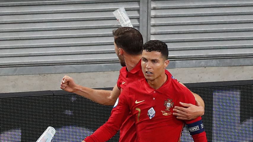 Während EM-Spiel: Cristiano Ronaldo mit Bierbechern beworfen