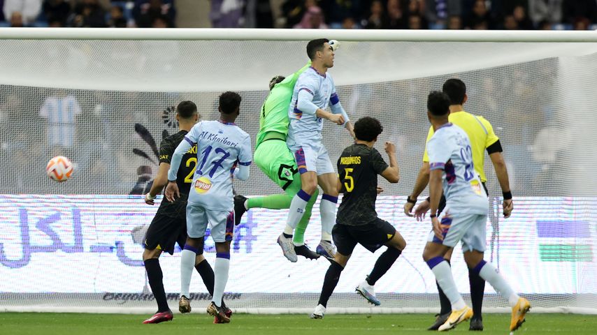 Huch! Cristiano Ronaldo kassiert einen Faustschlag bei Debüt