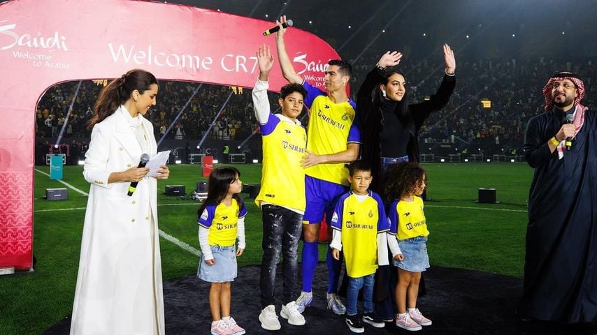 Cristiano Ronaldo feierte mit seiner Familie auf dem Rasen den Wechsel zu Al-Nassr