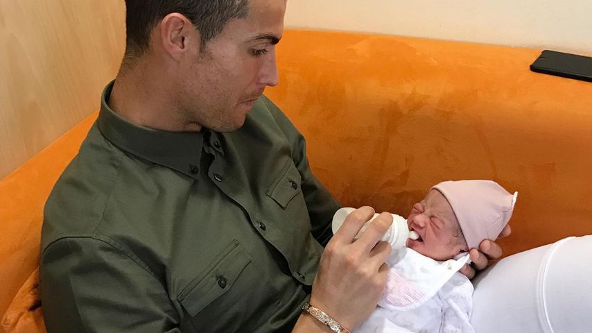 Süßer Throwback: Hier füttert Cristiano Ronaldo Baby Alana