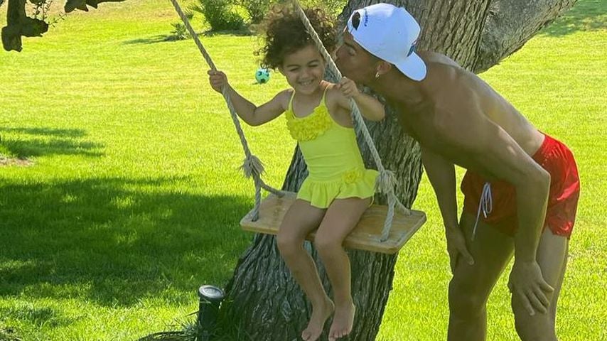 Zum Geburtstag: Ronaldo teilt knuffige Fotos mit Tochter (4)