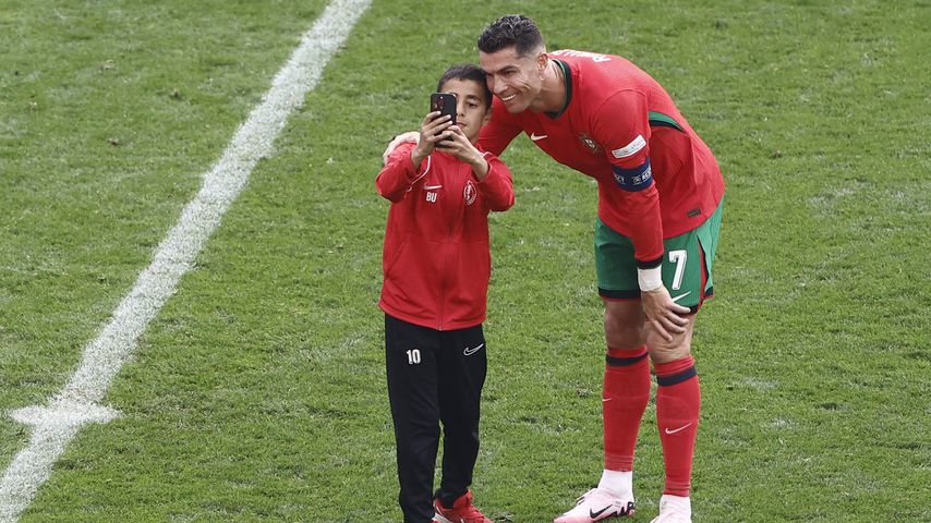 Fußballprofi Cristiano Ronaldo mit einem Fan