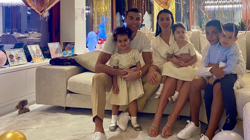 Cristiano Ronaldo mit Georgina Rodríguez und seinen Kids Alana, Eva, Cristiano Jr. und Mateo