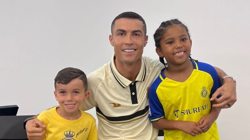 Cristiano Ronaldo mit Kim Kardashians Sohn Saint und einem weiteren Kind