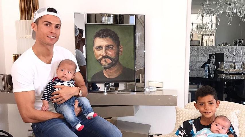 Cristiano Ronaldo mit seinen Kindern und Bild seines Vaters im September 2017