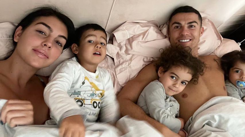 Cristiano Ronaldo mit seiner Partnerin Georgina Rodríguez und seinen Kindern