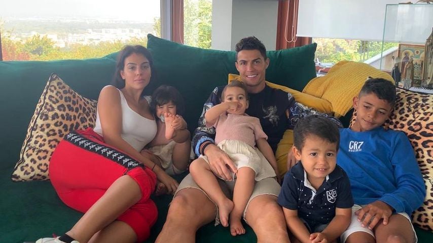 Cristiano Ronaldo mit seiner Partnerin Georgina und seinen Kindern