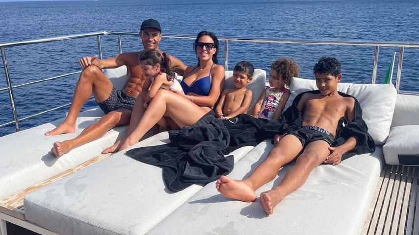 Cristiano Ronaldo mit seiner Partnerin und den Kids auf einer Jacht
