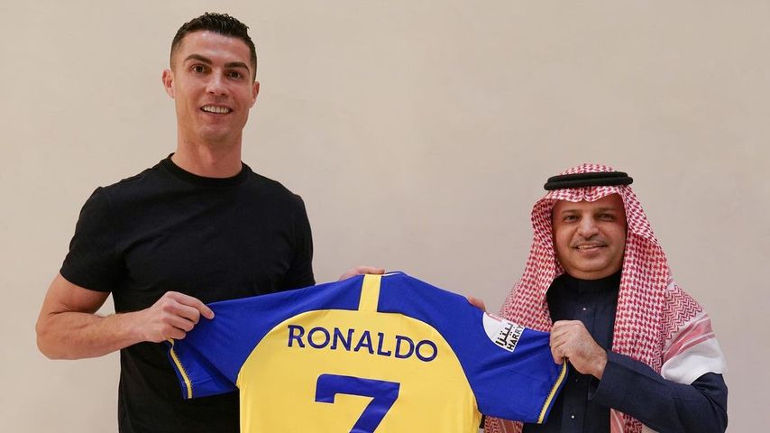 Cristiano Ronaldo mit seinem neuen Trikot und einem Vereinsoffiziellen