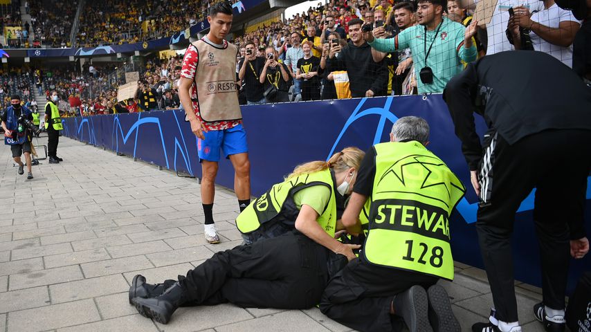 Verschossen! Ronaldo kickt Stadion-Aufseherin mit Ball K.o.