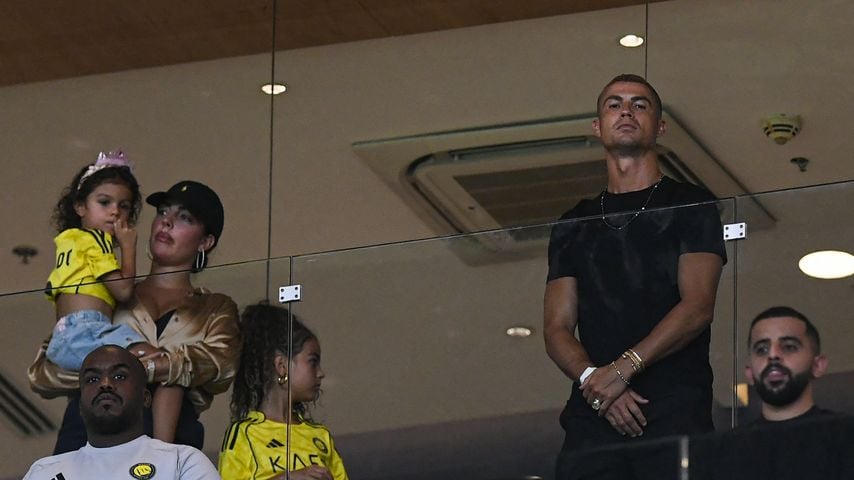 Cristiano Ronaldo mit Georgina Rodriguez und den Kindern in der VIP-Loge in Riad