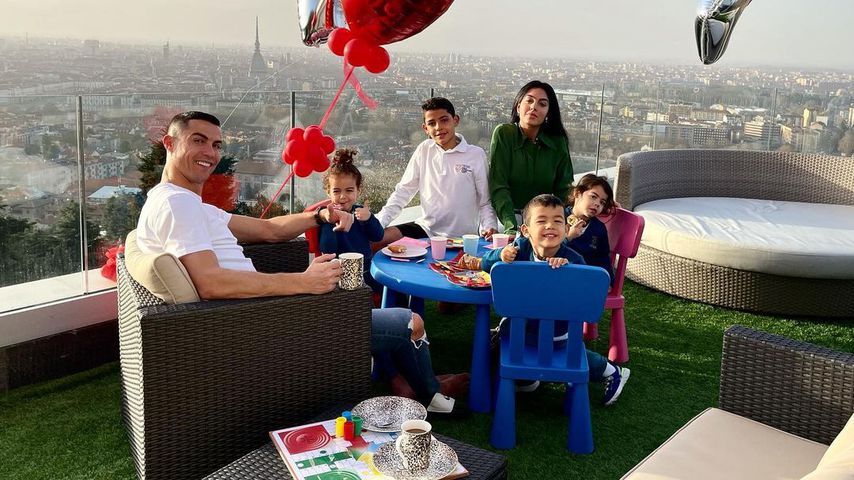 Cristiano Ronaldo und Georgina Rodríguez mit deren Kids
