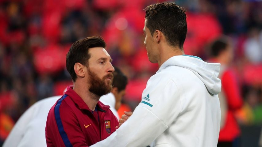 Lionel Messi und Cristiano Ronaldo begrüßen sich vor Barcelona gegen Real Madrid im Camp Nou, 6. Mai 2018
