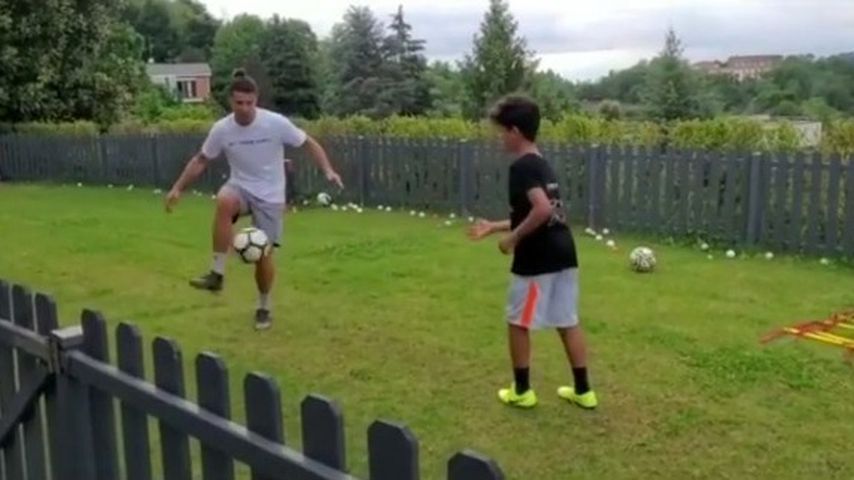 Süß! Hier kickt Ronaldo mit seinem Sohnemann Cristiano Jr.