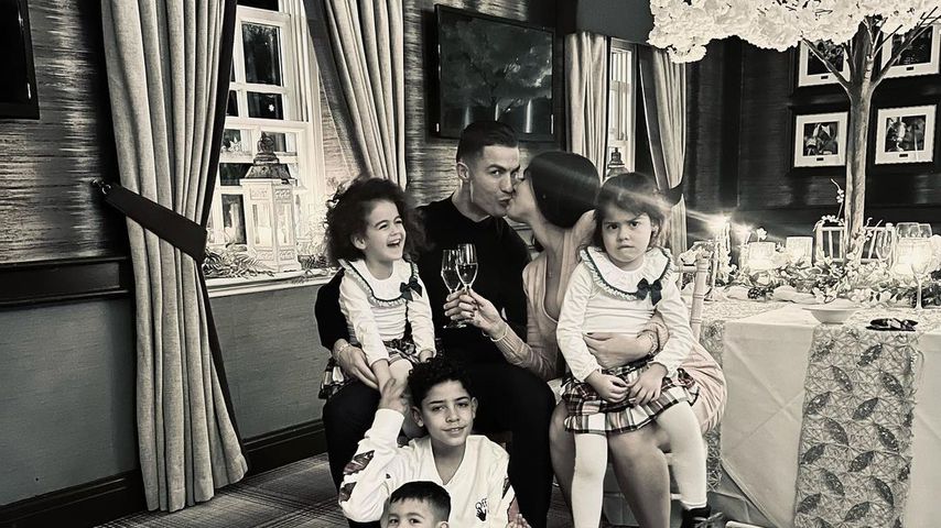 Cristiano Ronaldo mit seinen Kindern und Freundin Georgina