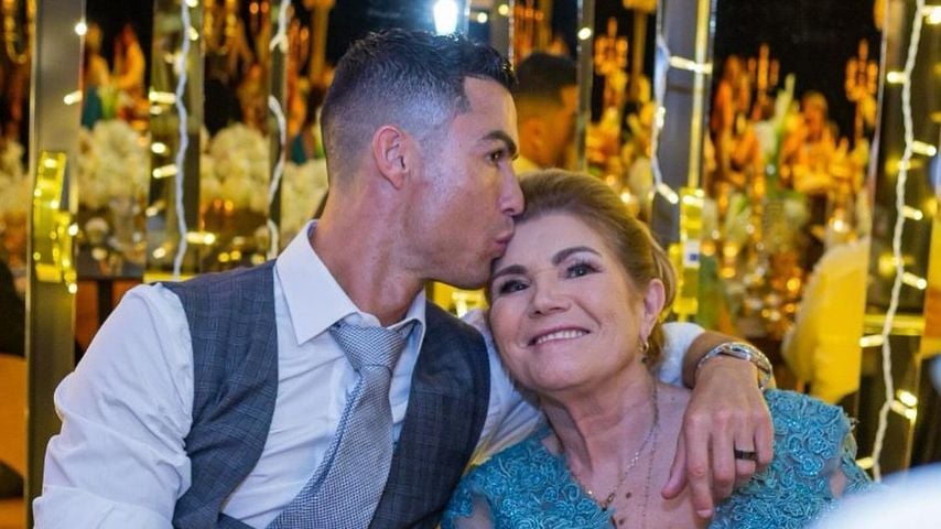 Cristiano Ronaldo schenkte seiner Mama Maria einen Porsche!