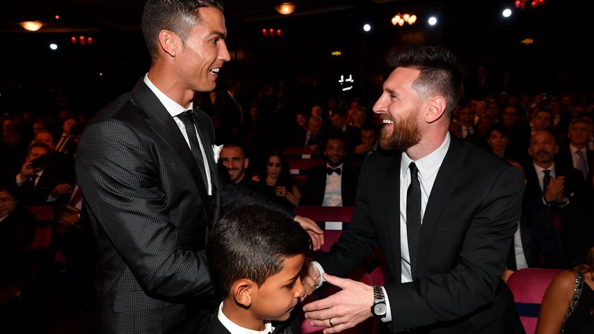 Cristiano Ronaldo und sein Sohn mit Lionel Messi bei der Verleihung des Ballon d'Or, Oktober 2017