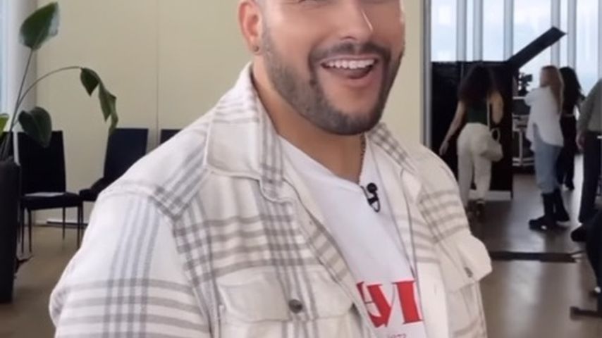 Cristobal Galvez bei den Aufnahmen für Pietro Lombardis Show mit Laura Maria Rypa im Hintergrund