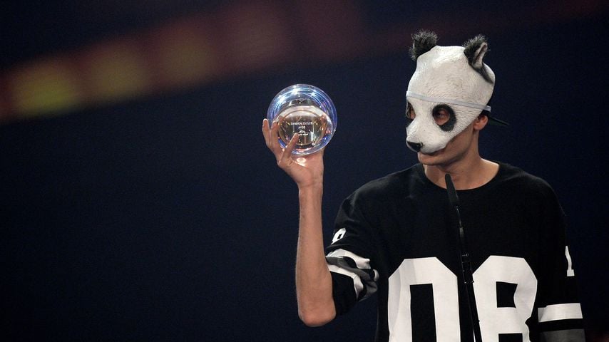 Legt Rapper Cro etwa bald seine legendäre Pandamaske ab?