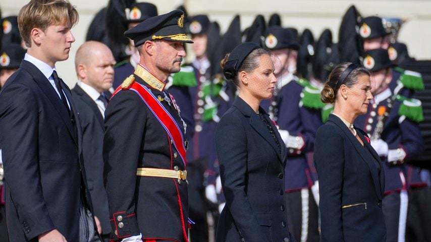 Ingrid Alexandra, Märtha Louise, Haakon VIII und Sverre Magnus begleiten den Sarg von König Harald V in Oslo