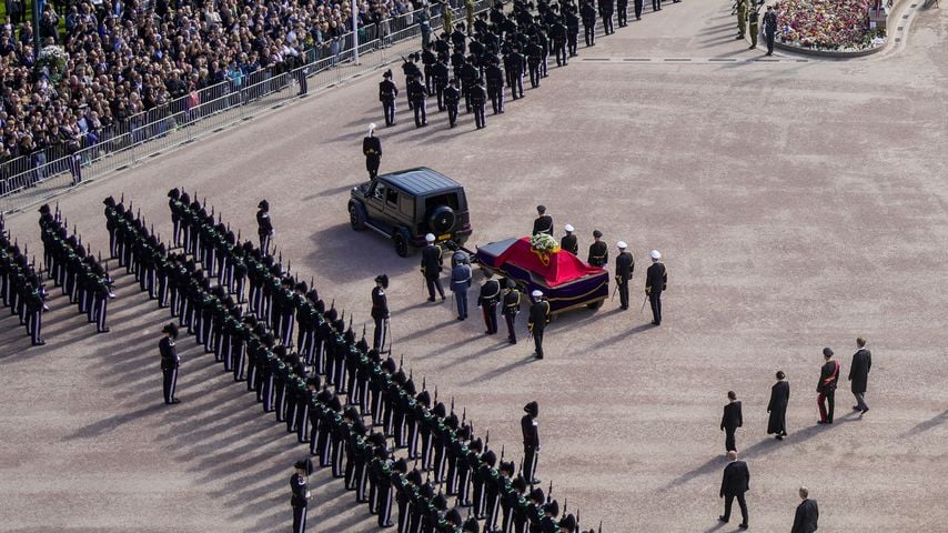 Ingrid Alexandra, Märtha Louise, Haakon VIII und Sverre Magnus begleiten den Sarg von König Harald V in Oslo
