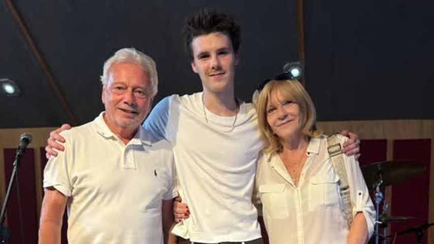 Cruz Beckham wird von Großeltern bei Musik-Gig unterstützt