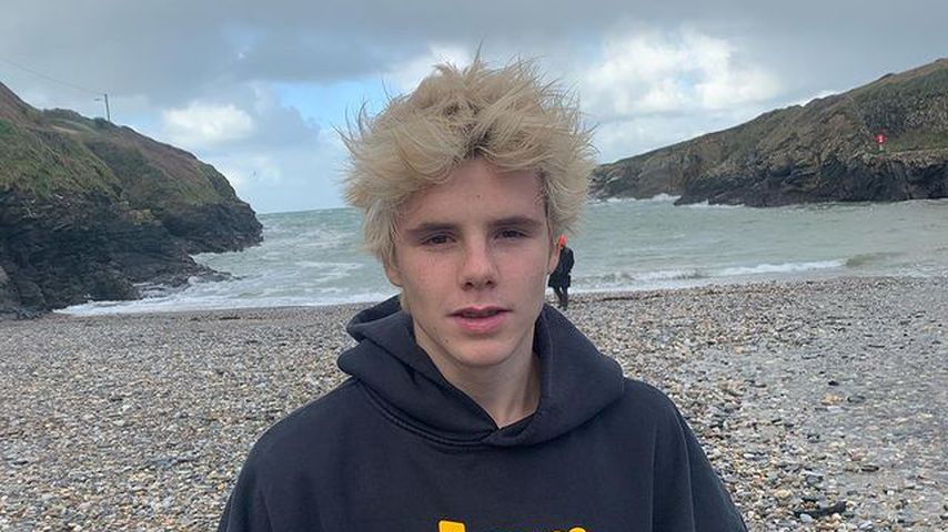 Cruz Beckham an einem Strand